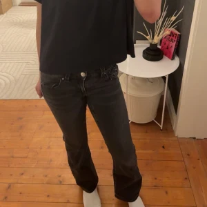  Jeans från Gina Tricot - Snygga grå/svarta jeans från Gina tricot💕 