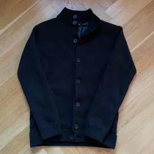 Stickad cardigan  - Stickad cardigan i riktigt bra skick utan defekter. Storlek S passar S/M.