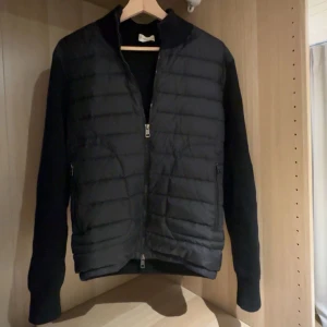 Moncler cardigan - Snygg svart moncler cardigan (äkta) som är riktigt fräsch och passar till absolut allting. Den är i storlek M men passar absolut dig som har S också, då jag skulle säg att den är liten i storleken. Den är absolut förhandlingsbar. Hör av er vid eventuella frågor! Kvitto medkommer vid köp! 😁🍾🤝🏽