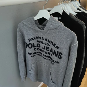 Grå hoodie från Ralph Lauren - Säljer en grå hoodie från Ralph Lauren med stor text på framsidan. Nypris ca 2500, storlek L men sitter som en s/m
