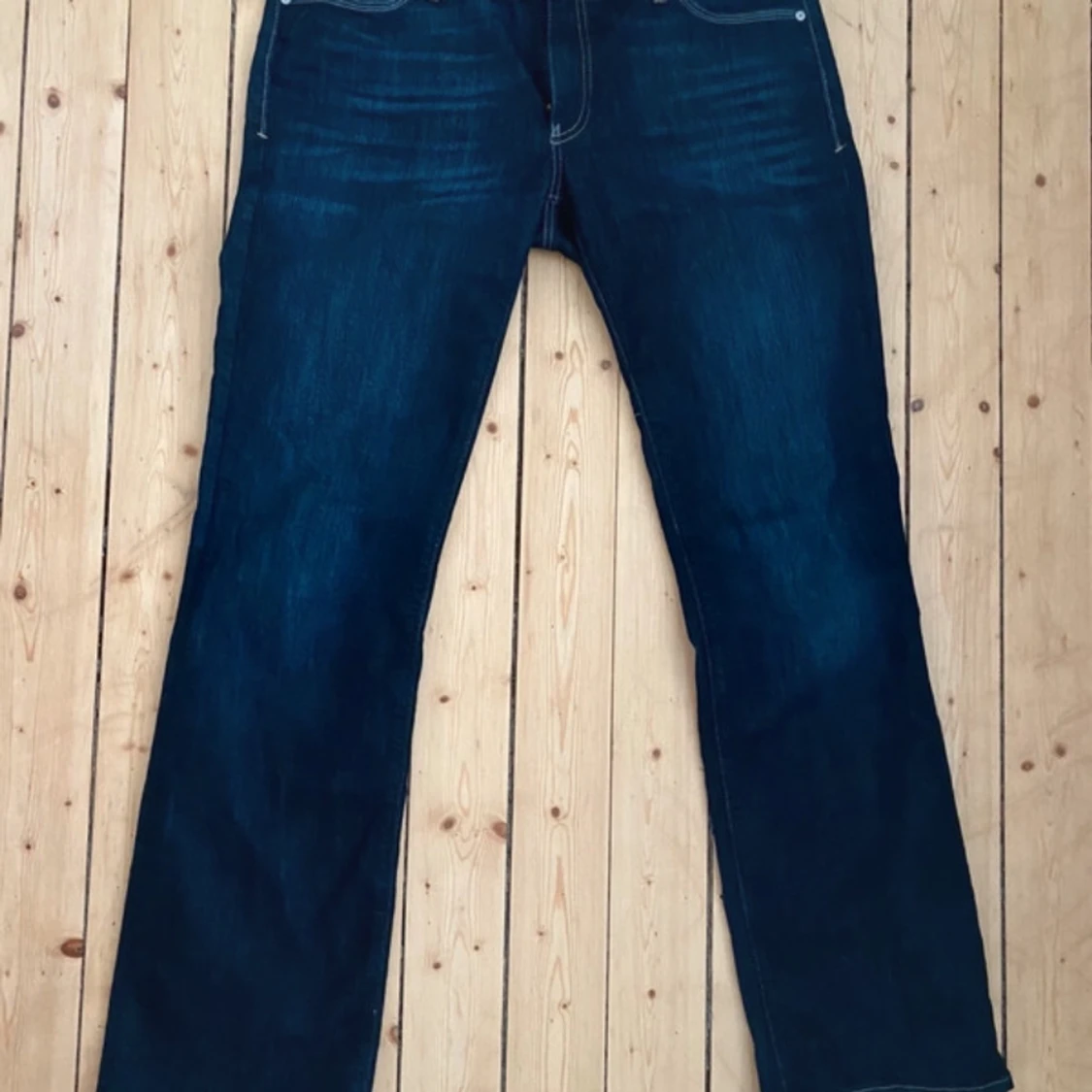 Mörkblå jeans med bootcut - 2