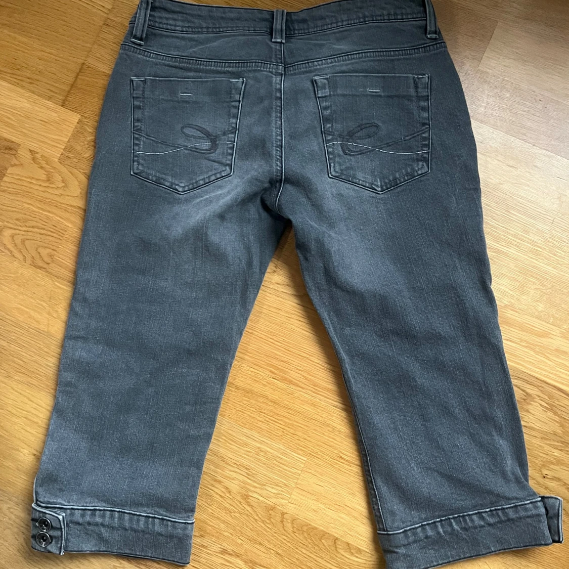 Grå capribyxor från Esprit - 1