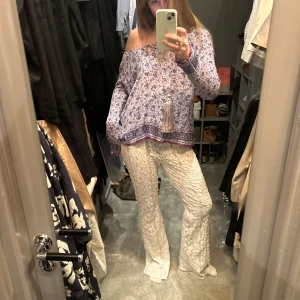 Lila blommig tröja - Säljer en luftig blommig lila tröja, lätt att styla! Passar M