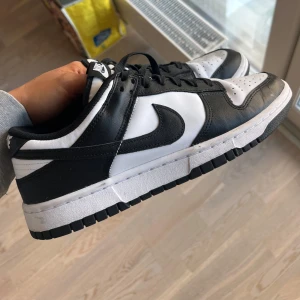 Nike Dunk Low i svart/vitt - Knappt använda alls