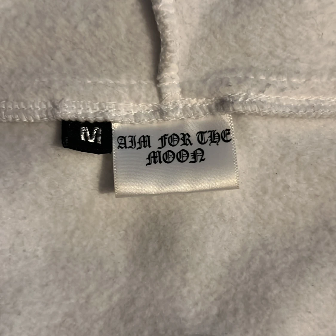 Vit hoodie med tryck från Aim for the Moon - 2