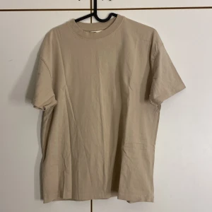 Tshirt - Beige/brun tshirt, inga defekter