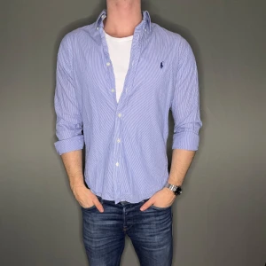 Ralph lauren skjorta - Hej säljer nu min fina Ralph Lauren skjorta i storlek M. Den är i nyskick (behöver endast strykas) och kommer vara otroligt snygg nu i vinter och framåt våren. Nypris cirka 1500kr! Vi kommer att sälja liknande produkter nu närmare våren så glöm inte följa profilen!🌊🍾