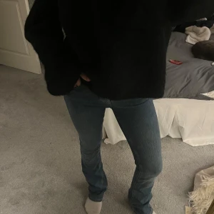 Blå jeans med bootcut - Snygga blå jeans med bootcut-stil. De har en klassisk femficksdesign och en knappgylf. Perfekta för en avslappnad look.