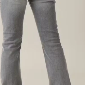 Grå bootcut jeans - Snygga grå bootcut jeans från Gina Perfekta för vardag och festligare tillfällen . De har en bekväm passform och pris kan diskuteras 