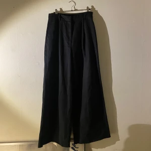 Svarta vida byxor - Svarta byxor med hög midja och vida ben. 