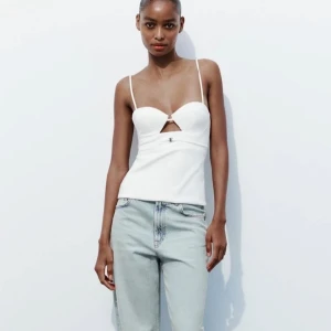 Zara topp - Snygg vit topp från Zara i storlek XS. Endast använd 1 gång, mycket bra skick💓!