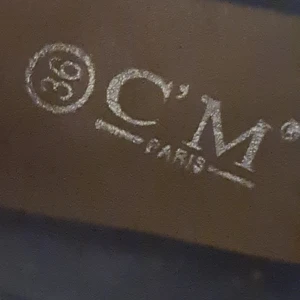 Svarta högklackade boots från C'M Paris - Snygga svarta högklackade boots från C'M Paris med snörning framtill. Skorna har en kraftig klack och en platåsula som ger extra höjd och stil. Perfekta för att lyfta din outfit med en elegant touch.