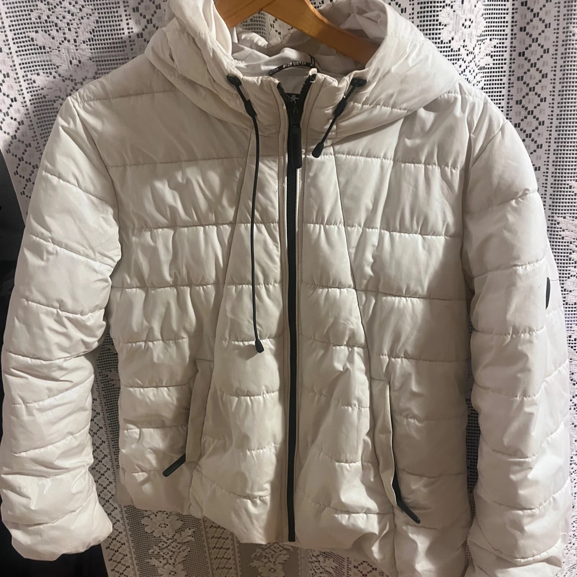 Vit pufferjacka 