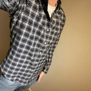 Rutig skjorta från Polo Ralph Lauren - Säljer en stilren rutig skjorta från Polo Ralph Lauren i slim fit. Bra skick inga defekter. Modellen är 180 cm 70 kg