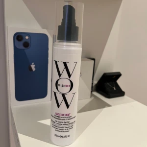 Color Wow Raise The Root Spray - Volymspray från Color Wow som ger lyft och fyllighet till hårrötterna. Perfekt för att skapa en fylligare look utan att tynga ner håret. Innehåller 150 ml. Aldrig använd.