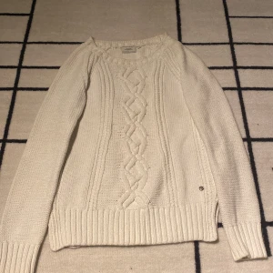 Stickad tröja  - Vit tjockare stickad tröja.  Bra skick och inga ”skador” Passar både S-M