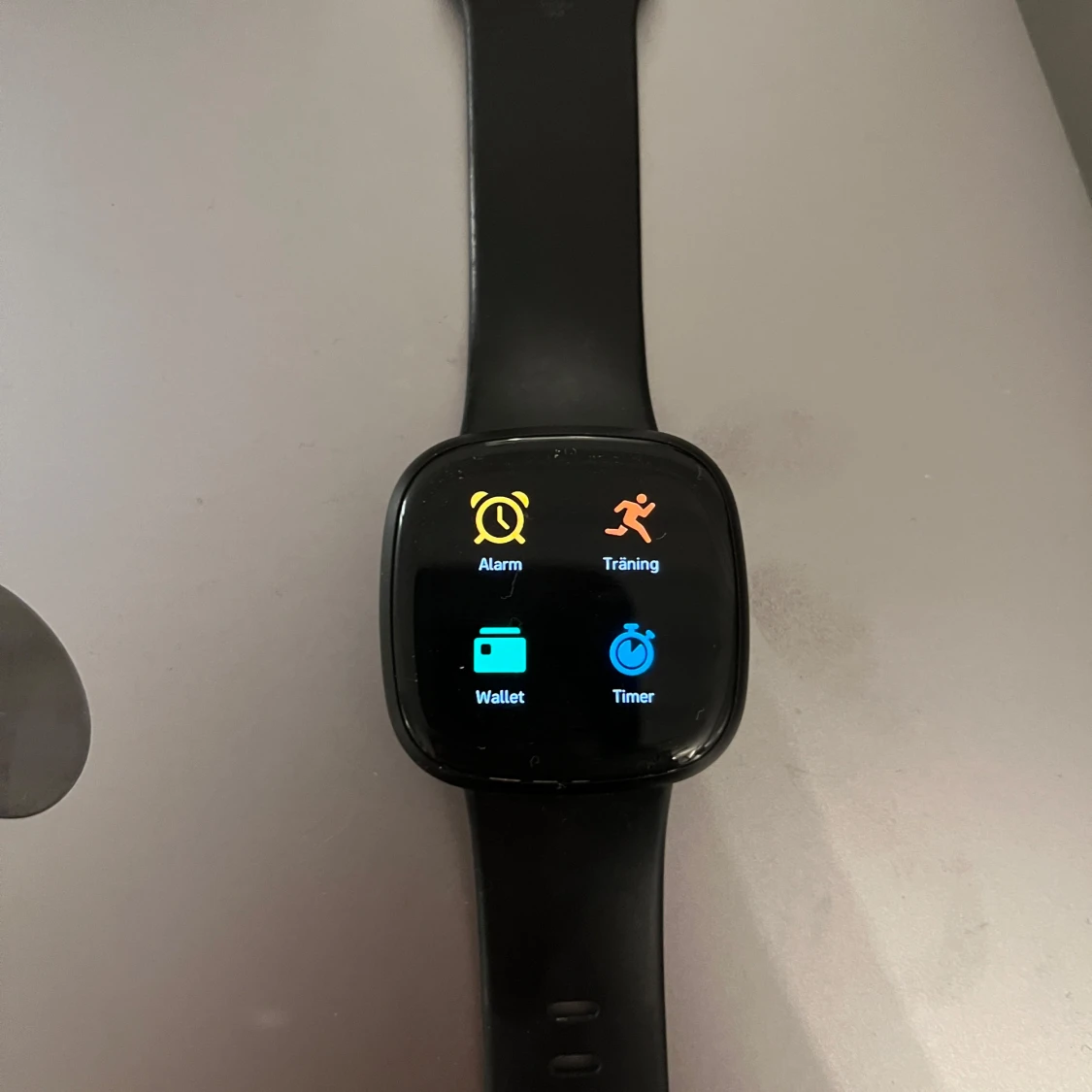 Svart  Fitbit Versa 3 - 3