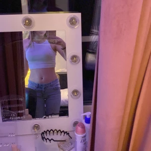 Vit ribbad linnetopp från H&M - Säljer en stilren vit ribbad linnetopp från H&M. Toppen är ärmlös och har en klassisk rund halsringning. Perfekt för varma dagar eller som lager under en jacka.