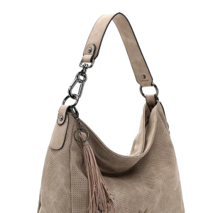 Beige axelväska med fransar - Snygg beige axelväska från Suri Frey med fransdetaljer och praktisk dragkedja. Väskan har en justerbar axelrem och flera fack inuti för enkel organisering. Perfekt för att bära dina dagliga nödvändigheter med stil. Den är slutsåld, nypris 749 💕💕med trasig på ena handtaget på sidan, finns bild. Men inget man märker💕