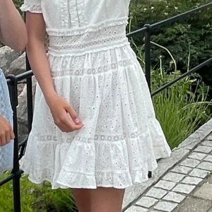 Vit By Malina klänning - Vit klänning från By Malina! Perfekt för sommarens fester, midsommarfirande, student eller skolavslutning! Nypris: 2500kr. Pris går att diskutera 😊Storlek S