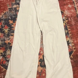 Vita byxor från Lee - Snygga vita byxor från Lee med en klassisk design. Byxorna har en rak/baggy passform och är tillverkade i ett bekvämt material. W26 L23