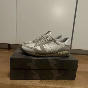 Valentino Garavani sneakers i camouflage - Snygga Valentino Garavani sneakers med ett unikt camouflagemönster i beige och grått. Storlek 42/43