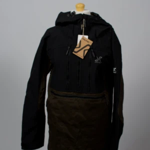 Brun/svart jacka - RevolutionRace friluftsjacka i storlek medium. Oanvänd! Snowboard jacka i herr modell. 🔹 Färg: Brun/svart 🔹 Storlek: Medium 🔹 Skick: Oanvänd  🔹 Rek. nypris: 1 899 kr – Vi säljer för 550! 💚 Om oss: Reclaims UF samarbetar med kända varumärken för att rädda kläder från att slängas. Vi fixar till dem och ger dem en ny chans – hållbart, snyggt och prisvärt! 📦 Frakt: Skickas med PostNord/Schenker inom 1–3 dagar