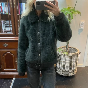 Mörkgrön pälsjacka från ONLY - Storlek M, liten i storlek passar mig som S.