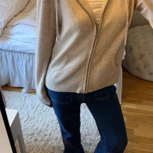 kashmir hoodie från Le Cashmere - Säljer en superfin beige kashmir hoodie från Le Cashmere. Storlek M men sitter bra på mig som normalt har S. Sparsamt använd och i jättefint skick!💕