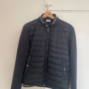 Moncler Cargian  - Äkta Monclaer Cargian. Storlek M passé mer som en s