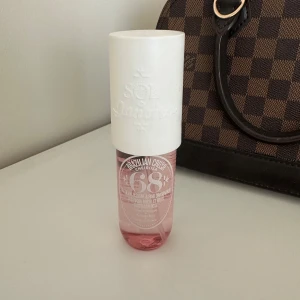 Sol de Janeiro Brazilian Crush Cheirosa 68 - Sol de Janeiro Brazilian Crush Cheirosa 68, en tropisk och fruktig doft med toppnoter av pitahaya och litchi. Mellannoterna av jasmin, havsnoter och hibiskus ger en blommig touch, medan basnoterna av vanilj och mysk skapar en varm avslutning. Perfekt för dig som älskar exotiska och fräscha dofter. Sprayat några gånger, 90 ml. Ord pris 300 kr. 