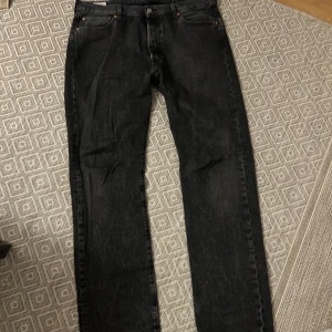 Svarta Levi's 501 jeans - Klassiska svarta Levi's 501 jeans. Storlek w31 L34 Skriv om du undrar något. Mvh Simon