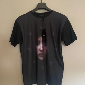 Givenchy Stars T-Shirt - Givenchy Stars T-Shirt. Helt oanvänd med tags. Size M