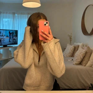 Stickad tröja med zipup - Väldigt fint skick, INTE nopprig, sticks inte! Använd fåtal gånger