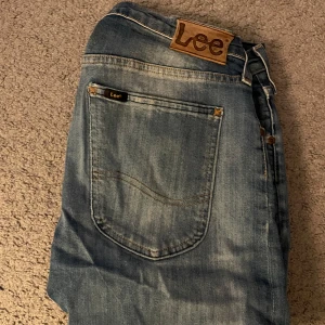 Blå jeans från Lee - Snygga blå jeans från Lee, med fet tvätt. Perfekta för en casual outfit. Dom är storlek 31 34 Stil "Luke" Hör av er vid funderingar!