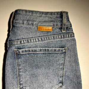 Blå jeans från VILA - Snygga blå jeans från VILA med en klassisk femficksdesign. De har en rak passform och råa kanter vid bensluten för en trendig look. Bara använda ett fåtal gånger så fortfarande i perfekt skick 💗Midjemått: 34cm, Innerbenslängd: 70cm
