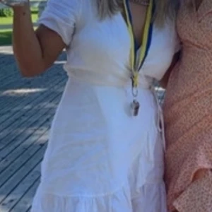 Vit omlottklänning från Love & Other Stories - Säljer nu min älskade studentklänning från & Other Stories i linnetyg. Klänningen har puffärmar och en knytning i midjan. Perfekt till studenten eller sommaren! 😍