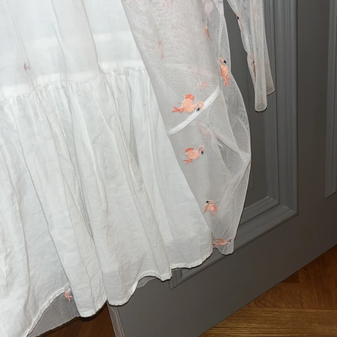 Vit klänning med flamingomönster - 3