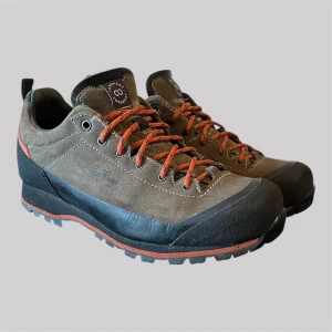 Lundhags Bjerg Low - En vardag och vandringssko tillverkad i italienskt Corradi-mockaskinn, förstärkt med skyddande TPU film och tåskydd i LibaSmart. En Arneflex-innersula som andas och är dämpande.