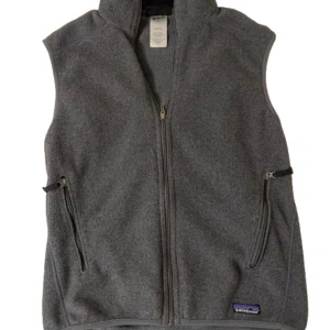 Patagonia fleeceväst - Tja, säljer denna trendiga och tvärfeta patagonia fleecevästen i storlek S. Använd sparsamt och i fint skick. Perfekt inför våren och sommaren. Pris kan diskuteras vid snabb affär. Mvh