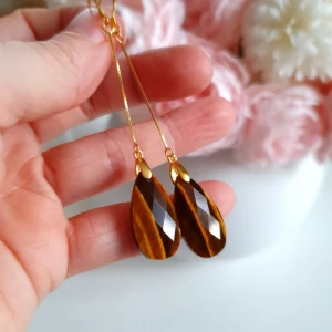 Tigeröga Örhängen 18k guld över Sterling Silver  - Perfekt som present eller gåva till dig själv! - Facetterade droppar 25mm - 18k guld över 925 Sterling Silver (Allergivänlig). - Tigeröga är en sten som bringar dig styrka, mod och motivation. - ca 7cm långa. - Lätt vikt.  En magisk känsla att bära, så unik & helt perfekt till festen!  Lycka till! Jenny Jahn - Healing & Kristallmycken 