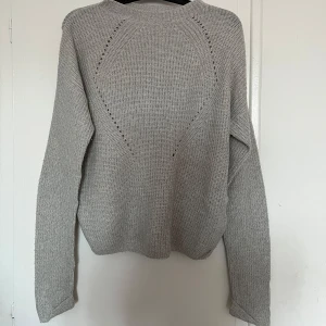 Grå stickad tröja  - Grå stickad tröja i storlek XL. Väldigt liten i storleken passar bra på M! Perfekt för kyligare dagar. Vet it märket! 