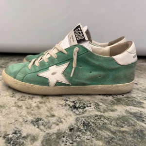 Golden Goose sneakers!! - Säljer mina super snygga och unika gröna Colden Goose sneakers, som man köper ”smutsiga” från början vilket är deras stil med skorna. Stl 38, skriv om du har några frågor eller vill ha fler bilder!