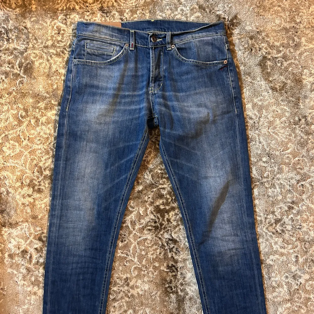Tjena! Säljer ett par tvär feta dondup jeans! | skick 9/10 mycket bra| Nypris 3500kr | Mitt pris 899kr| Storlek W33 passar mer W31 | Kom Pm vid några funderingar 🙌. Farkut & Housut.