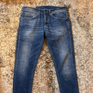 DONDUP GEORGE JEANS - Tjena! Säljer ett par tvär feta dondup jeans! | skick 9/10 mycket bra| Nypris 3500kr | Mitt pris 899kr| Storlek W33 passar mer W31 | Kom Pm vid några funderingar 🙌