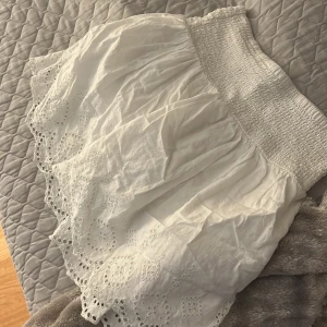 Vit söt kjol  - Söt vit kjol från Gina Tricot med elastisk midja och vackra broderade detaljer .Kjolen har en luftig och bekväm passform, perfekt för varma dagar. Den broderade kanten ger en snygg tusch💗
