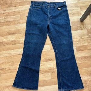 Levis 646 Orange Tab Flared Jeans 38x32 - 54. Levis 646 Orange Tab Flared Jeans 38x32  - Vintage Levis bootcut jeans i modellen 646-0217, i storlek 38x32! Utifrån etiketten och midjeknappen producerade november 1975. I väldigt gott skick, inga skavanker! Kan mötas i Sthlm och Uppsala! Olika namn: Bell Bottoms, Bootcut, Flared jeans  Midjemått 48cm, Benöppning 28,75cm Innerbenslängd 79,5cm  