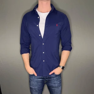 Ralph lauren ”performance” - Hej säljer nu min fina Ralph Lauren skjorta i storlek M. Den är inprincip helt ny och kommer vara otroligt snygg i höst/vinter. Det är Slimfit performance alltså extremt skönt och luftigt materiel. Nypris cirka 1700kr! Vi kommer att sälja liknande produkter nu närmare vinter så glöm inte följa profilen!🌊🍾