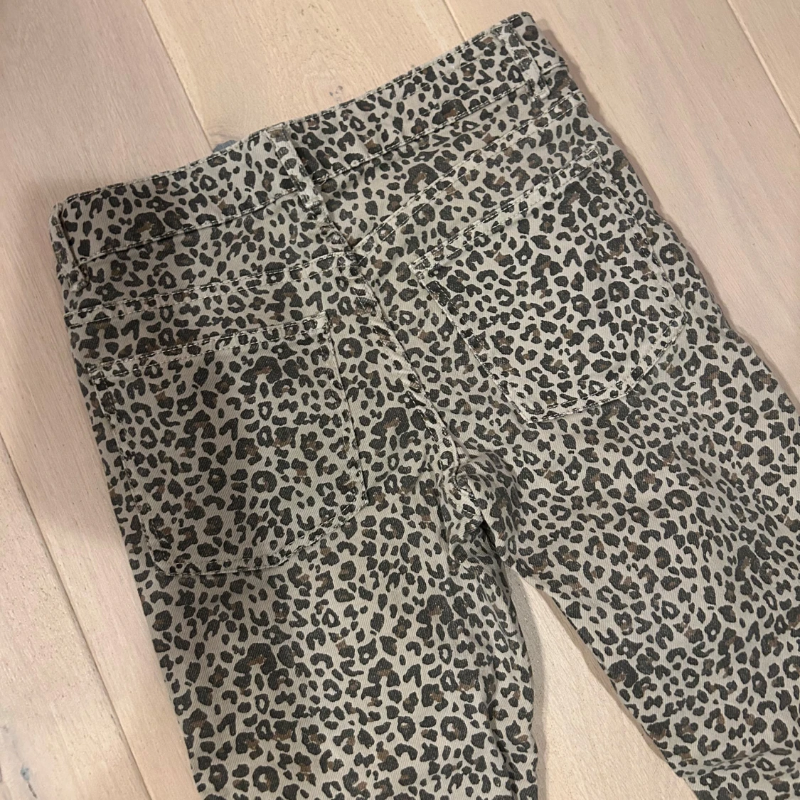 Leopardmönstrade byxor - 1