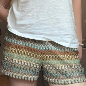 Shorts - Fina shorts med zickzack mönster, storlek L men har knyte så passar nog s-l💕💕